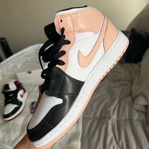 JORDAN 1 MID ARTIC ORANGE BLACK TOE